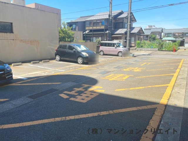 福井ダイカンプラザの駐車場|この物件には１台屋根付き普通車用の駐車場スペースが確保出来ます。融雪付き！