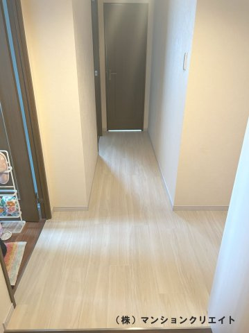 福井ダイカンプラザの玄関|内玄関　正面の扉はトイレの扉です。