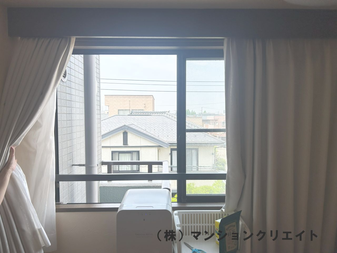 福井ダイカンプラザの居間・リビング|LDK約14.5帖　正面に見えるのは北側のサービスバルコニーです。