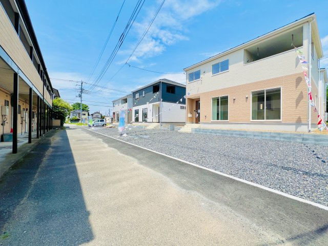 伊勢崎市上泉町の前面道路含む現地写真|駐車スペース3台可◎