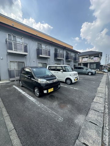シャルムの駐車場
