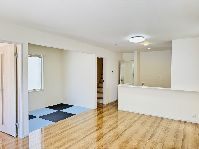 八王子市　川口町　中古戸建ての居間・リビング|～17.0帖の明るいLDKで、家族団欒の時間をお過ごしいただけます～