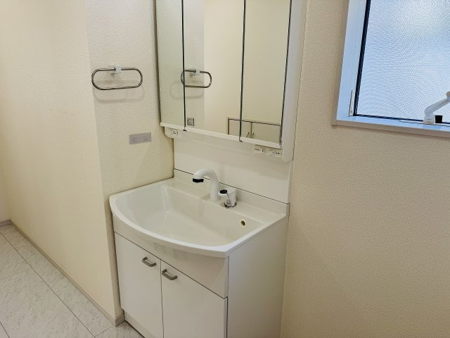 八王子市　川口町　中古戸建ての独立洗面台|～３面鏡付きの独立洗面台　細々している物をスッキリ収納出来ます～