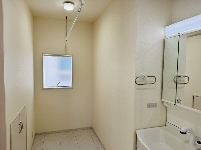 八王子市　川口町　中古戸建ての脱衣所|～窓付きで明るい洗面所　換気もしやすいです～