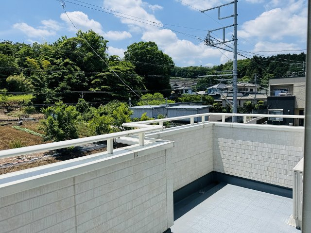 八王子市　川口町　中古戸建てのバルコニー|～2部屋から出入り可能なバルコニーです～