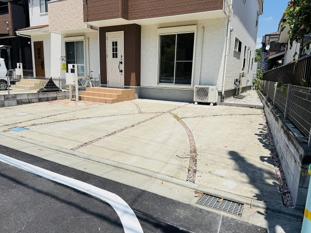 八王子市　川口町　中古戸建ての駐車場|～並列2台駐車可能カースペース付き～