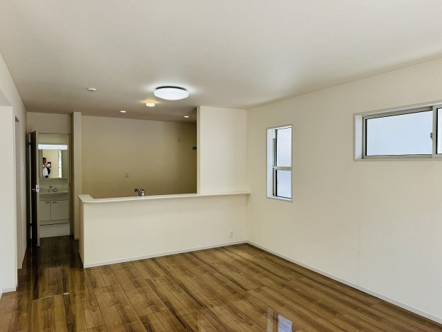 八王子市　川口町　中古戸建ての居間・リビング|～17.0帖の明るいLDKで、家族団欒の時間をお過ごしいただけます～