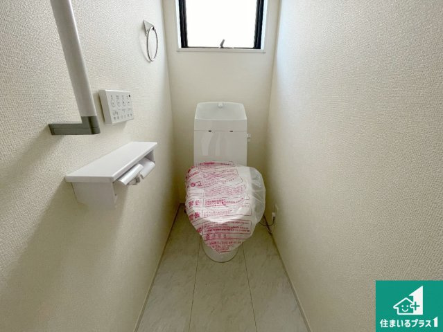 現地説明会開催　木津川市加茂町里廻り道　新築一戸建てのトイレ|2ヶ所あるので、朝の忙しい時間の順番待ちもなく、深夜の利用にも大変便利です。