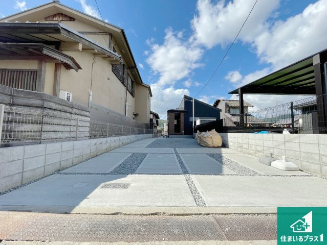 現地説明会開催　木津川市加茂町里廻り道　新築一戸建ての駐車場|並列２台駐車可能！ゆとりの駐車スペースで車庫入れもスムーズ！