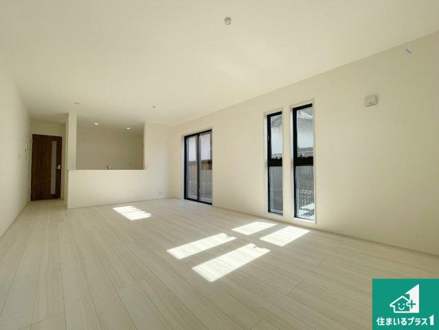 現地説明会開催　木津川市加茂町里廻り道　新築一戸建ての居間・リビング|日当たり良好の明るいリビングで朝の目覚めもスッキリできそう！対面キッチンでご家族のコミュニケーションも自然と増える設計！小さなお子様が遊ぶスペースを作っても広々とくつろげるLDK！