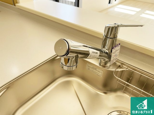 現地説明会開催　木津川市加茂町里廻り道　新築一戸建ての設備|浄水器を内蔵！炊飯時、お茶を作る時に安心してお水を使えます！お湯と冷水、浄水と原水、シャワーの切替えもワンタッチです！