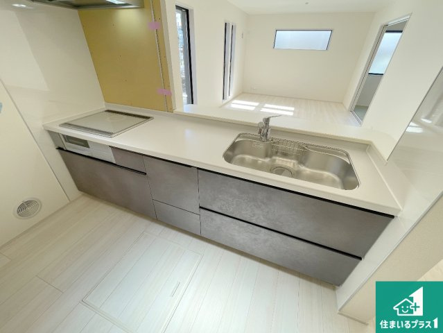 現地説明会開催　木津川市加茂町里廻り道　新築一戸建てのキッチン|リビングと統一感があり、使い勝手のいいキッチン。広々としているので、二人並んで作業が出来ちゃいます。お子様と一緒に色々なお料理に挑戦できるスペースがあります。