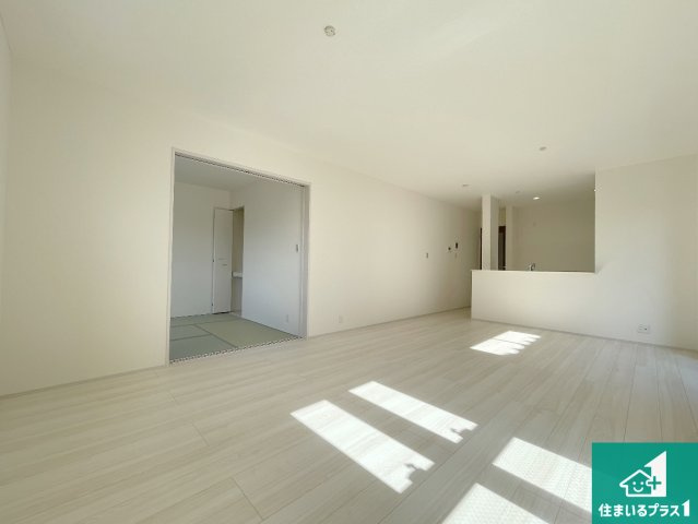 現地説明会開催　木津川市加茂町里廻り道　新築一戸建ての居間・リビング|明るいリビングで朝の目覚めもスッキリできそう！対面キッチンでご家族のコミュニケーションも自然と増える設計！小さなお子様が遊ぶスペースを作っても広々とくつろげるLDK！