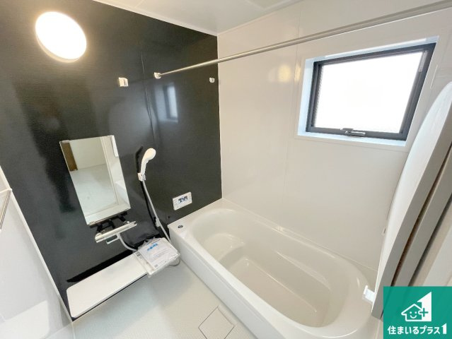 現地説明会開催　木津川市加茂町里廻り道　新築一戸建ての浴室|足をゆったり伸ばして寛げる浴槽です。窓が設けられていますので差し込む光が明るく穏やかな雰囲気にしてくれます♪浴室乾燥機も設置しているので、雨の日の洗濯物も安心です♪