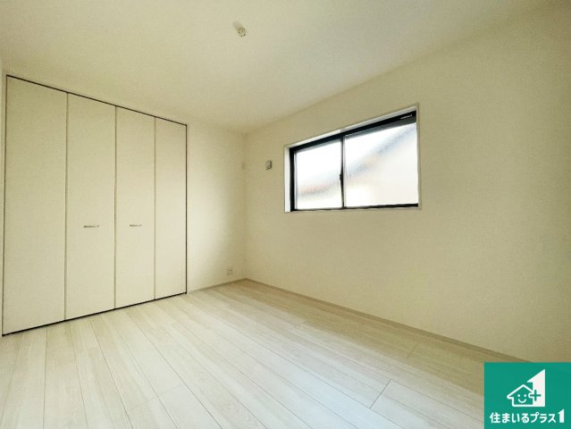 現地説明会開催　木津川市加茂町里廻り道　新築一戸建ての洋室|シンプルな洋室は、自分好みのインテリアが楽しめます♪ご家族とインテリアや家具を選びに行くのは新築購入時の醍醐味の一つです。ぜひお楽しみください♪