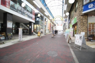 【周辺】 | ゴールドウッズ六甲ビル | 前面道路、商店街沿い