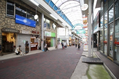 【周辺】 | ゴールドウッズ六甲ビル | 前面道路、商店街沿い