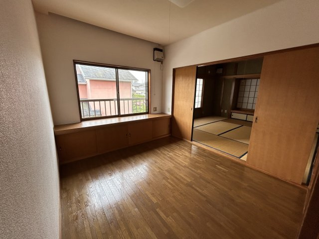 中央台飯野三丁目　6LDK　中古住宅の洋室|ゆったりした洋室です