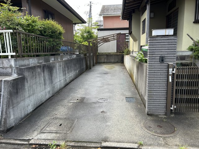 中央台飯野三丁目　6LDK　中古住宅の駐車場|駐車場です