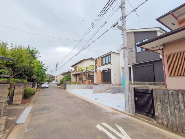 仲介手数料無料　KEIAI Grace 所沢市中新井9期　全2棟の前面道路含む現地写真