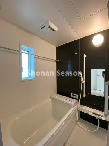 【浴室】 | お子様と一緒に浸かれる広々としたバスタブで一日頑張った身体を癒してくださいね♪