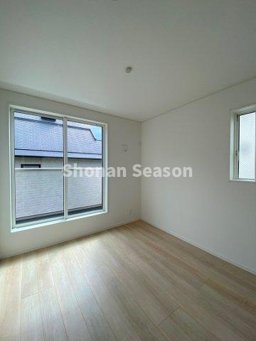 【洋室】 | ２面採光で室内には明るい光が差し込みます☆