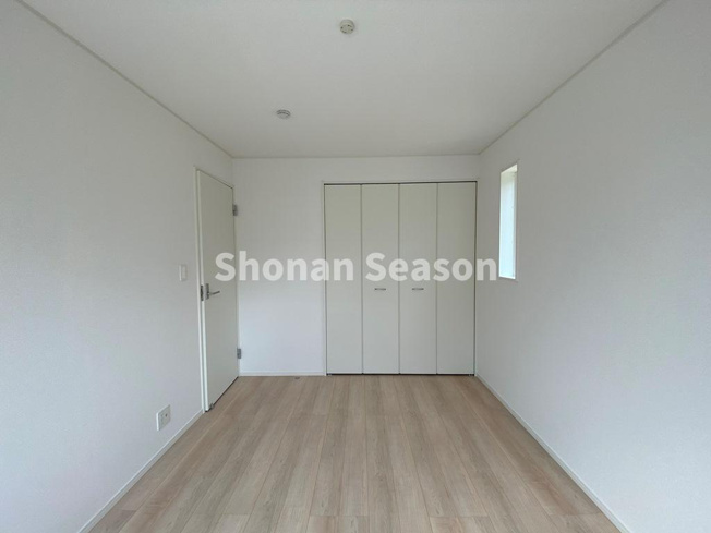 【洋室】 | 全室収納付きで、増えがちな学習用具・衣類や、季節家電なども、各部屋に収納でき便利ですよ。