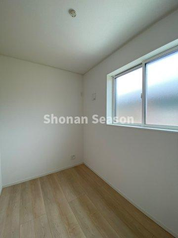 【洋室】 | 木の温もりを感じながら生活できる全室フローリング！
汚れもサッと拭き取れるのでお掃除の手間が省けそうですね♪