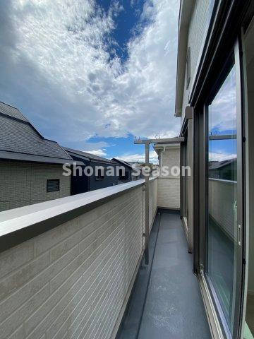 【バルコニー】 | 南向きバルコニーは洗濯物も気持ち良く乾かすことができますよ♪