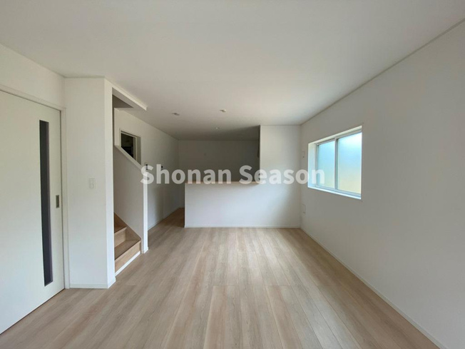 【居間・リビング】 | 対面式キッチンのため、リビングを見渡すことができ、お料理中でもご家族との会話が弾みます♪