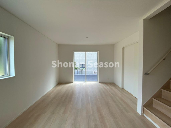 【居間・リビング】 | ただいまの後に顔を合わせられるリビングイン階段の造りです◎