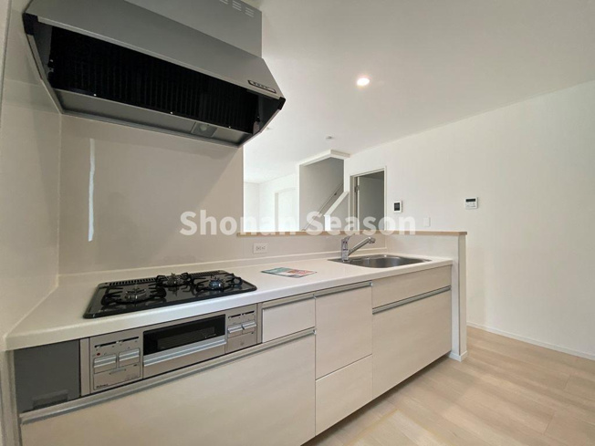 【キッチン】 | 同時調理可能な三口コンロでお料理も捗りますね♪