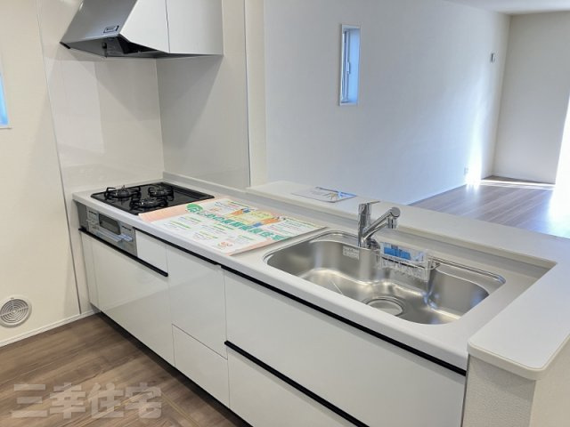 碧南市日進町のキッチン|キッチンから暖かな陽が差しこむリビングに向かってご家族の笑顔を見ながらお料理できる対面キッチンです♪浄水器も付いています