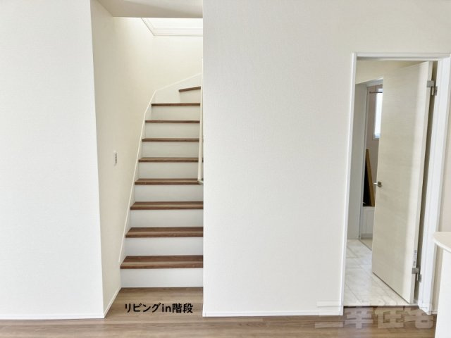 碧南市日進町の設備|リビングを通って階段に行く、お顔を見て「おかえり」を伝えられる間取りです