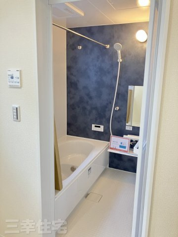 碧南市日進町の浴室|浴室には浴室暖房乾燥機が完備されています。雨の日のお洗濯も安心です。タイマーセットで自動お湯張り。帰宅後すぐにお風呂に入れちゃう嬉しい機能がついてます♪