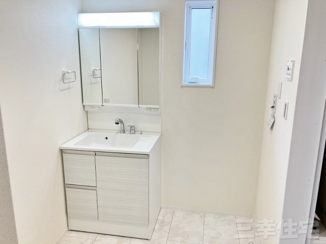 碧南市日進町の洗面所|3面鏡の洗髪洗面化粧台には、十分な可動式収納棚も付いた見た目も美しく機能性に優れた使いやすい仕様です