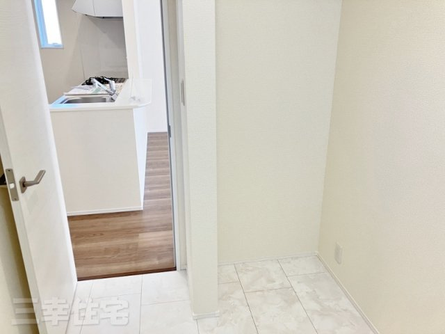 碧南市日進町の洗面所|広い洗面室。収納棚が置けるスペースがあります