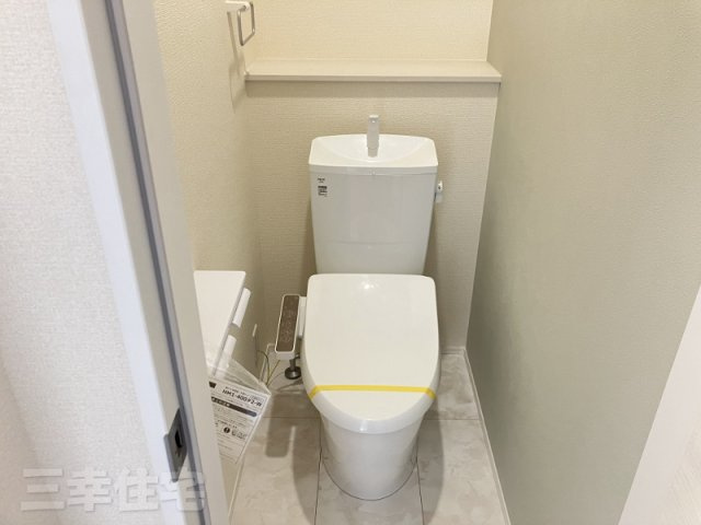 碧南市日進町のトイレ|1階2階のトイレはシャワートイレ。水量は従来品より約60%カットされていて経済的です