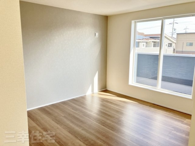 碧南市日進町の寝室|主寝室8.25帖。とっても明るい！