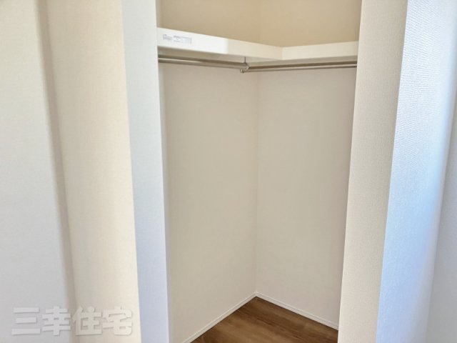 碧南市日進町の収納|2階の全居室の収納はウォークインクローゼットです！転倒リスクがあるタンスを置かない安心設計です