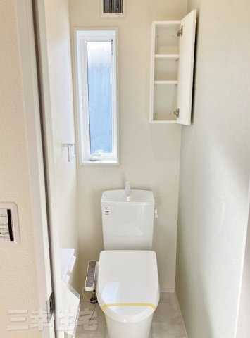 碧南市日進町のトイレ|トイレには大変便利な収納棚あります