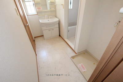 【洗面所】 | サンパティーク・ロジュマンＤ | ゆったりとスペースのある洗面所
サンパティークロジュマンD棟　203号室　平成21年4月23日