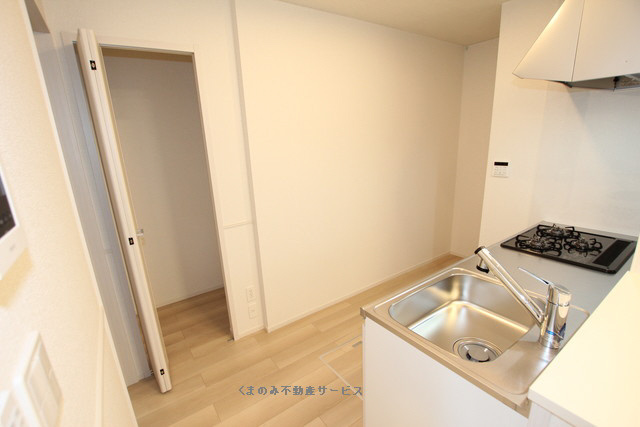 【キッチン】 | プレミアム２７番館 | コンパクトなキッチンで掃除もラクラク
プレミアム27番館　101号室　2025年11月10日