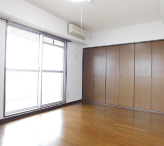 中西駅前ビルの寝室