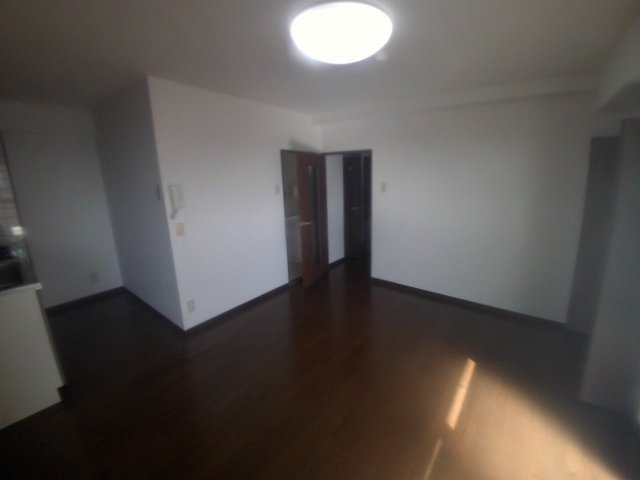 中西駅前ビルの居間・リビング