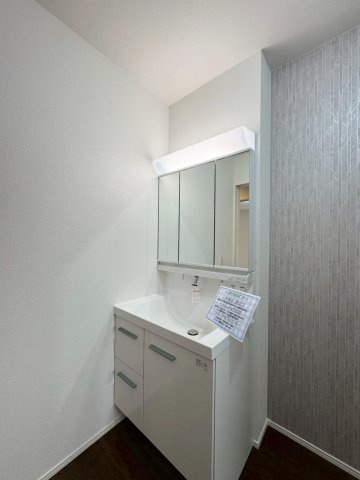 ーBloomーブルームー小倉南区田原3丁目1期　【小倉南区　新築戸建て】の独立洗面台|シャワー付き洗面台なので朝にささっとシャンプーするのにも便利【小倉南区　新築戸建て】