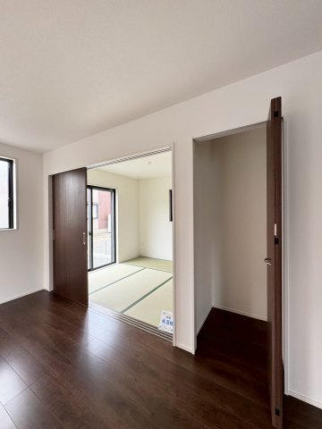 ーBloomーブルームー小倉南区田原3丁目1期　【小倉南区　新築戸建て】の居間・リビング|リビングにも収納完備で助かりますね　【小倉南区　新築戸建て】