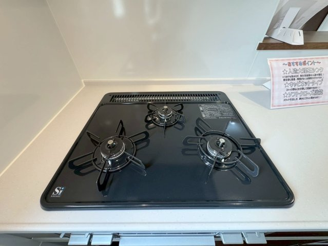 ーBloomーブルームー小倉南区田原3丁目1期　【小倉南区　新築戸建て】のキッチン|3口ガスコンロのシステムキッチン♪【小倉南区　新築戸建て】