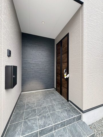 ーBloomーブルームー小倉南区田原3丁目1期　【小倉南区　新築戸建て】の玄関|玄関には屋根があるので雨の日のドアの開閉も焦らず済みます♪【小倉南区　新築戸建て】