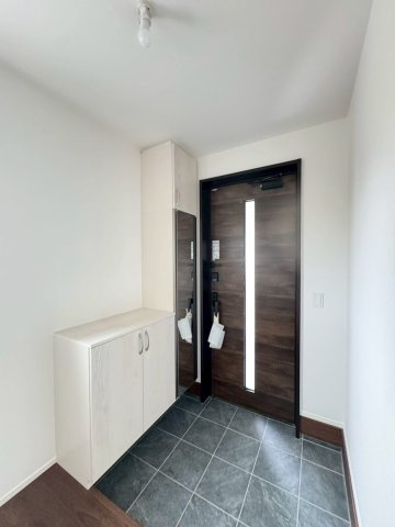 ーBloomーブルームー小倉南区田原3丁目1期　【小倉南区　新築戸建て】の玄関|シューズボックス完備の明るい玄関♪　【小倉南区　新築戸建て】